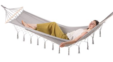 Beyaz arka planda hamakta dinlenen gülümseyen kadın.