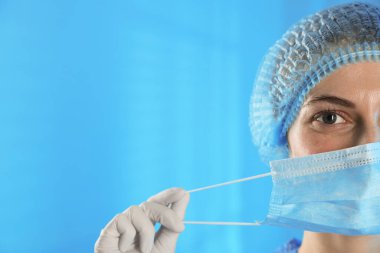 Profesyonel cerrah hastanede tıbbi maske takıyor, yakın plan. Metin için boşluk