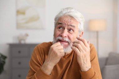 Hafıza kaybı. Kıdemli adam evde bir şeyler hatırlamaya çalışıyor.