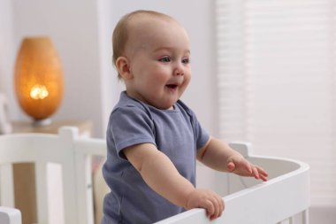 Evdeki beşiğinde küçük şirin bir bebek