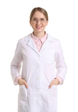 Beyaz arka planda ceketli ve gözlüklü gülümseyen eczacının portresi