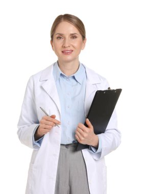 Beyaz arka planda pano ve kalemle gülümseyen eczacının portresi