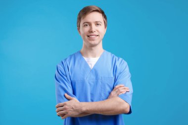 Açık mavi arkaplanda tıbbi asistanın portresi