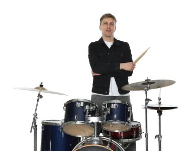 Beyaz arka planda gülen adam bagetleri ve davul setiyle