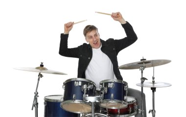 Beyaz arka planda bagetleriyle davul çalan duygusal adam.