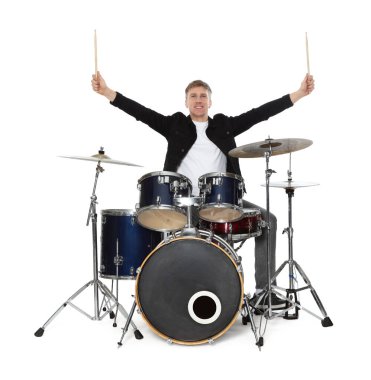 Beyaz arka planda bateri çalan gülümseyen adam.