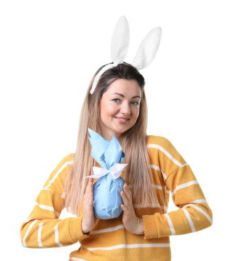 Paskalya kutlaması. Saçbandı takmış, tavşan kulaklı, gülümseyen bir kadın beyaz arka planda hediyesini tutuyor.