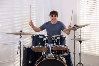 Davul çalan genç bir çocuk.