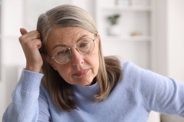 Hafıza kaybı. Yaşlı kadın evde bir şeyler hatırlamaya çalışıyor.