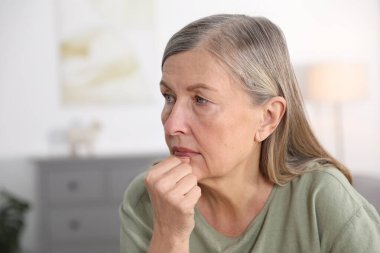 Hafıza kaybı. Üst düzey kadın evde bir şeyler hatırlamaya çalışıyor, mesaj için yer var.