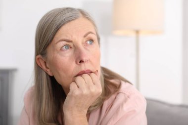 Hafıza kaybı. Yaşlı kadın evde bir şeyler hatırlamaya çalışıyor.