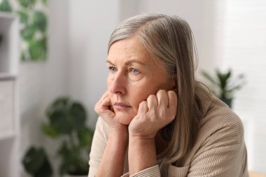 Hafıza kaybı. Yaşlı kadın evde bir şeyler hatırlamaya çalışıyor.