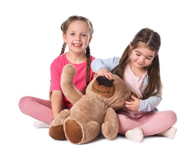 Beyaz arka planda oyuncak ayısı olan tatlı küçük kızlar.