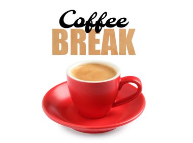 Kahve molası. Beyaz arka planda bardakta sıcak aromatik içecek