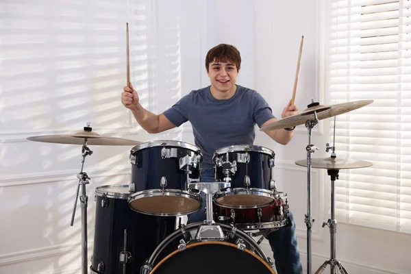 Davul çalan genç bir çocuk.