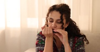 Evde mızıka çalan bir kadın. Müzik aleti