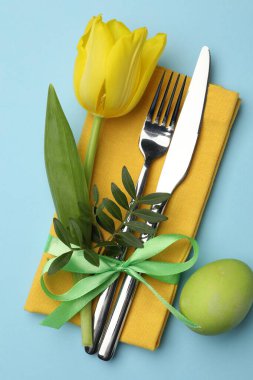 Paskalya kutlaması. Çiçek desenli ve açık mavi arka planda boyanmış yumurtalı bir ziyafet masası.