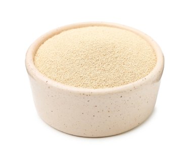 Kuru maya beyaz kasede izole edilmiş.