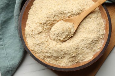 Kuru maya taneleri kasede ve kaşıklar beyaz mermer masada, üst manzara