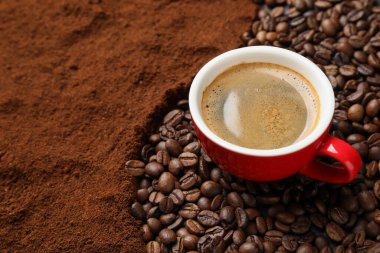 Aromatik kahve, öğütülmüş kahve ve fasulye, yakın plan.