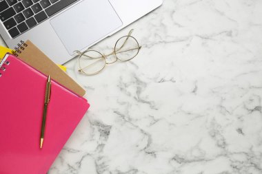 Ofis işyeri. Laptop ve kırtasiye malzemeleri beyaz mermer masada, düz yerde. Metin için boşluk
