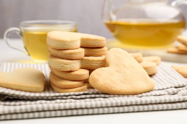 Lezzetli kalp şeklinde tereyağlı kurabiye ve çay.