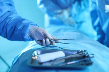 Tıbbi aletleri olan profesyonel cerrahlar ameliyathanede ameliyat yapıyorlar.