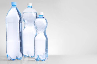 Farklı boyutlarda su şişeleri beyaz üzerine izole edilmiş.