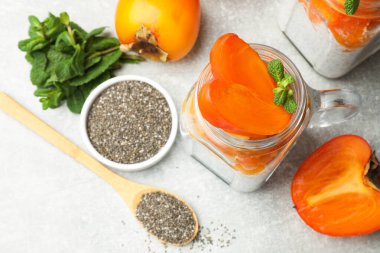 Kavanozda hurma çekirdeği pudingi açık gri masada, düz yerde yatıyordu.