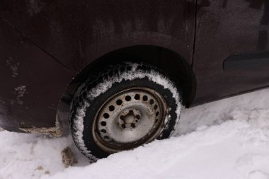 Modern araba kış günü açık havada park edilmiş, yakın çekim.