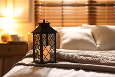 İçinde mum olan güzel bir Noel feneri. Metin için boşluk