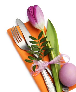 Paskalya kutlaması. Çiçek desenli ve beyaz renkte yumurta renginde bir ziyafet masası.