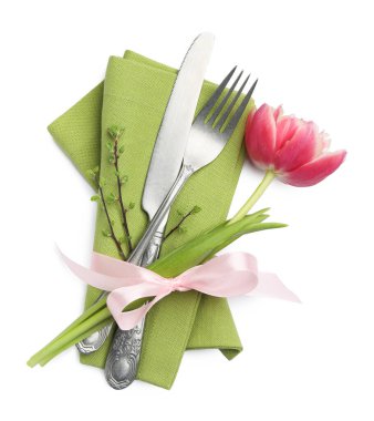 Paskalya kutlaması. Çiçek dekoru beyaz, üst görünümde izole edilmiş şenlik masası.