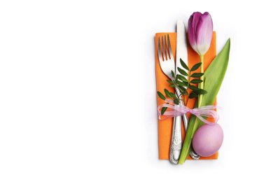 Paskalya kutlaması. Çiçek desenli ve beyaz renkte yumurta renginde bir ziyafet masası.