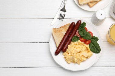 Lezzetli omletle nefis bir kahvaltı beyaz ahşap masada servis edilir, düz yatar. Metin için boşluk