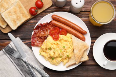Tahta masada servis edilen lezzetli omletle nefis bir kahvaltı.