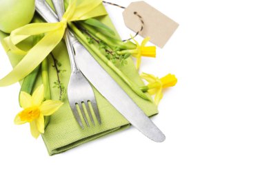 Paskalya sofrası. Güzel gümüş takımlar çiçek dekoru ve beyaz üzerine izole edilmiş yumurta.