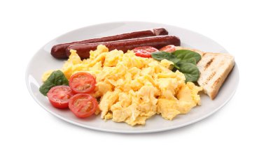 Lezzetli bir kahvaltı. Lezzetli çırpılmış yumurta, sosis, domates, kızarmış ekmek ve fesleğen.