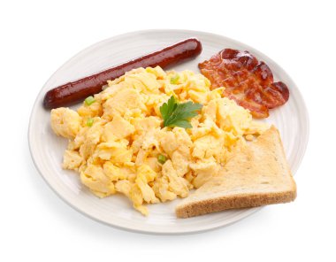 Lezzetli bir kahvaltı. Lezzetli çırpılmış yumurta, pastırma, sosis ve ekmek beyaza izole edilmiş.