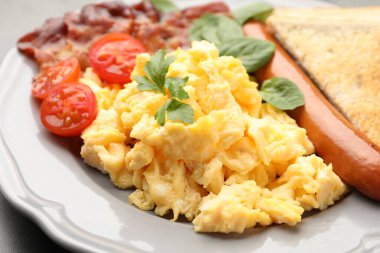 Lezzetli bir kahvaltı. Pastırmalı, sosisli ve domatesli leziz omlet, yakın plan.