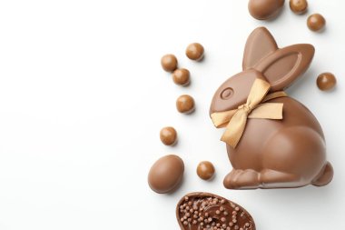 Beyaz arka planda çikolatalı Paskalya tavşanı ve yumurtalar. Metin için boşluk