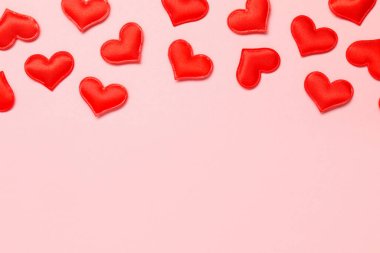 Pembe arka planda bir sürü kırmızı kalp var. Metin için boşluk