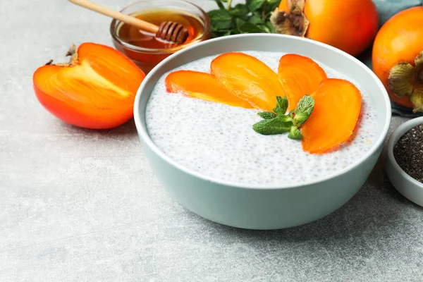 Açık gri masada servis edilen hurma çekirdeği pudingi, yakın plan.