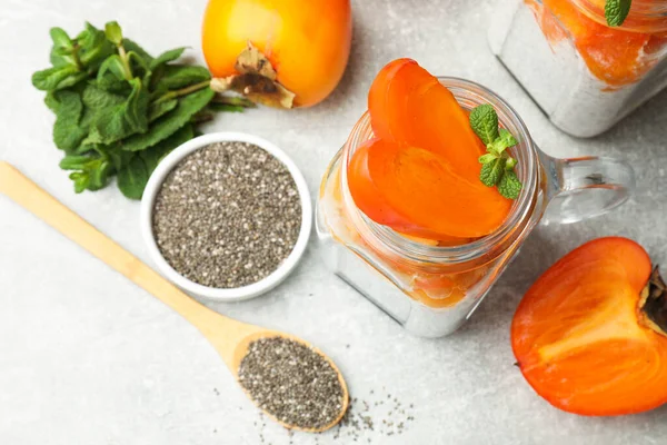 Kavanozda hurma çekirdeği pudingi açık gri masada, düz yerde yatıyordu.