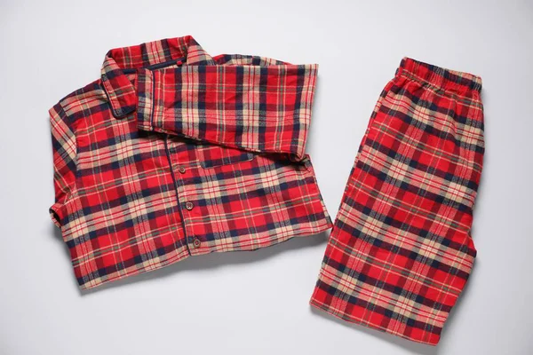 Beyaz arkaplanda kareli pijamalar, düz yatış