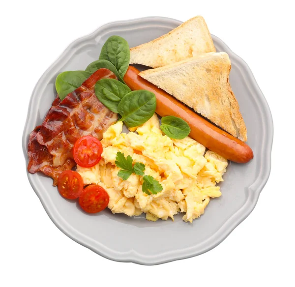 Lezzetli bir kahvaltı. Çırpılmış yumurta, domuz pastırması, sosis ve domatesler.