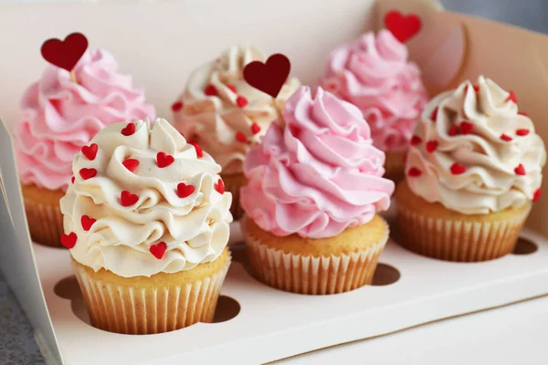 Sevgililer Günün kutlu olsun. Kutusunda kırmızı kalpler olan lezzetli kekler, yakın plan.