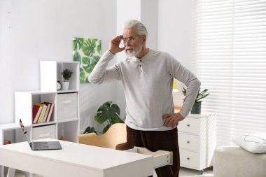 Hafıza kaybı. Üst düzey bir adam beyaz masada bir şey hatırlamaya çalışıyor.