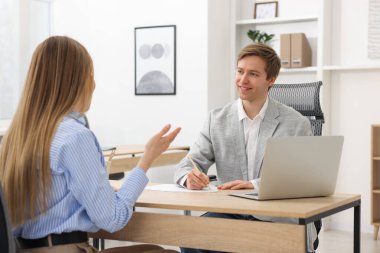 Gülümseyen üye ve adayın ofiste iş görüşmesi var.