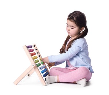 Beyaz arka planda abaküsü olan tatlı küçük kız.